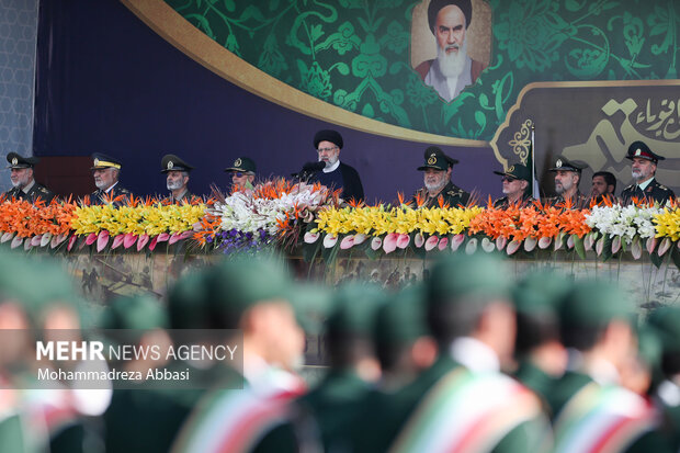 حجت الاسلام سید ابراهیم رئیسی رئیس جمهور در حال سخنرانی در مراسم رژه نیروهای مسلح در تهران است 