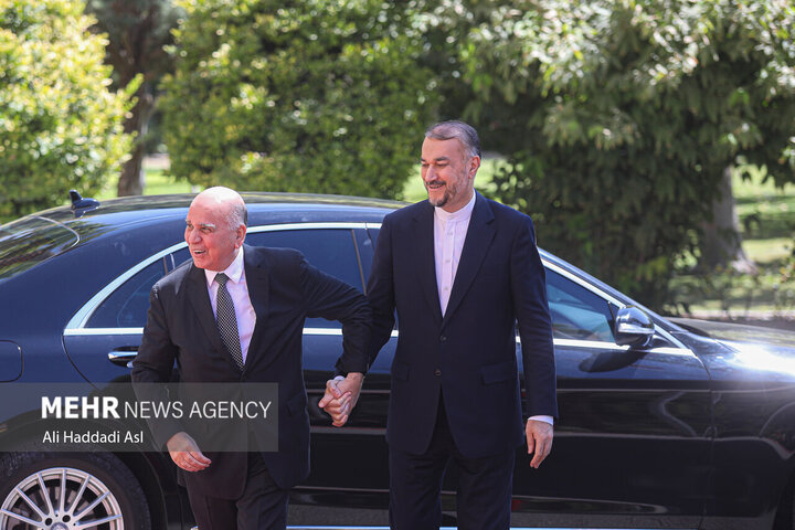 حسین امیر عبداللهیان، وزیر امور خارجه در حال استقبال از فواد حسین، وزیر امور خارجه عراق است