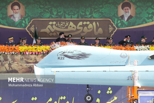 حجت الاسلام سید ابراهیم رئیسی رئیس جمهور در حال بازدید از دستاوردهای نظامی کشور در حوزههای مختلف در مراسم رژه نیروهای مسلح در تهران است