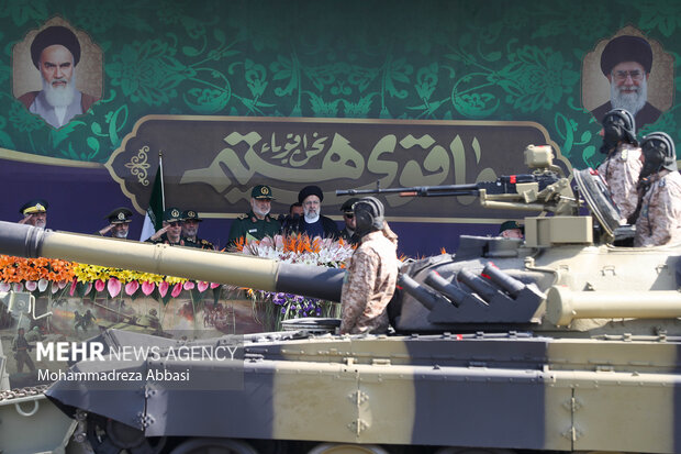 حجت الاسلام سید ابراهیم رئیسی رئیس جمهور در حال بازدید از دستاوردهای نظامی کشور در حوزههای مختلف در مراسم رژه نیروهای مسلح در تهران است