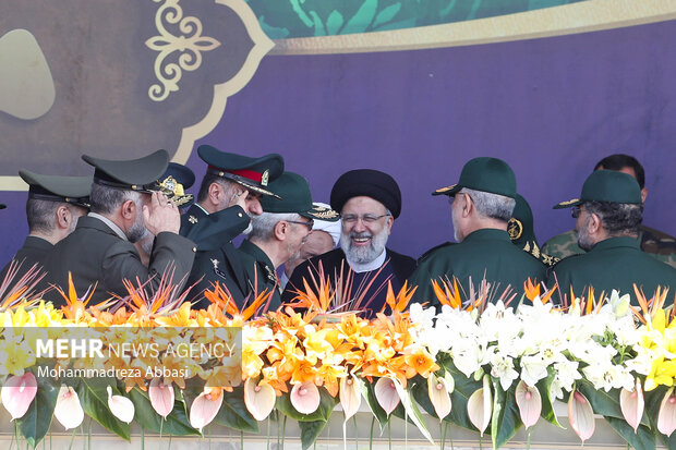 حجت الاسلام سیدابراهیم رئیسی رئیس جمهور در حال گفتگو با فرماندهان نظامی در انتهای مراسم رژه نیروهای مسلح در تهران است