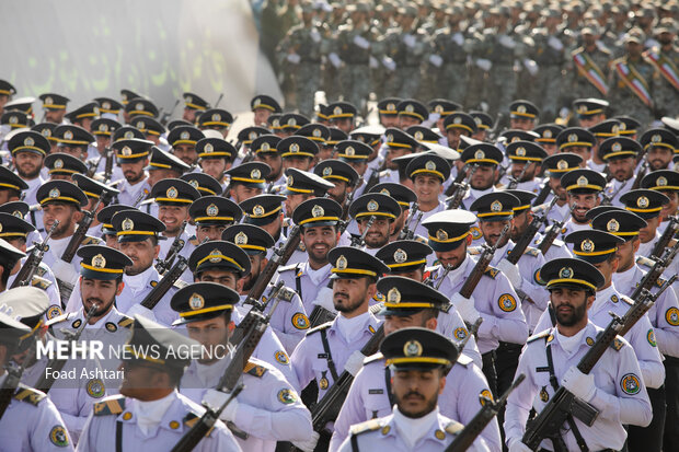 تہران میں ہفتہ دفاع مقدس کی مناسبت سے شاندار پریڈ کا اہتمام
