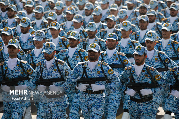تہران میں ہفتہ دفاع مقدس کی مناسبت سے شاندار پریڈ کا اہتمام
