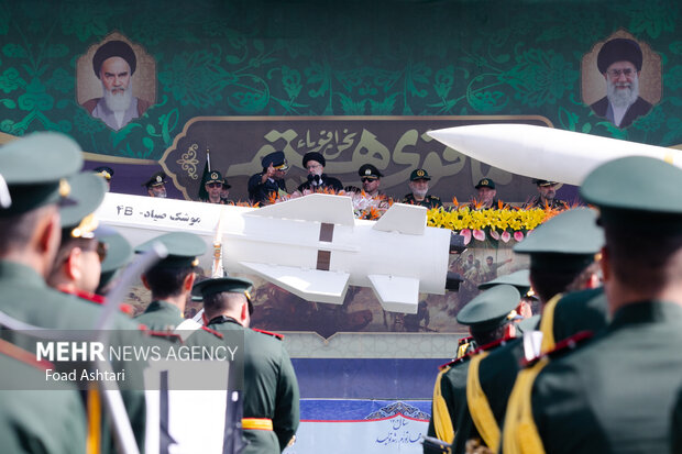 سید ابراهیم رییسی رئیس جمهور در مراسم رژه نیروهای مسلح حضور دارد