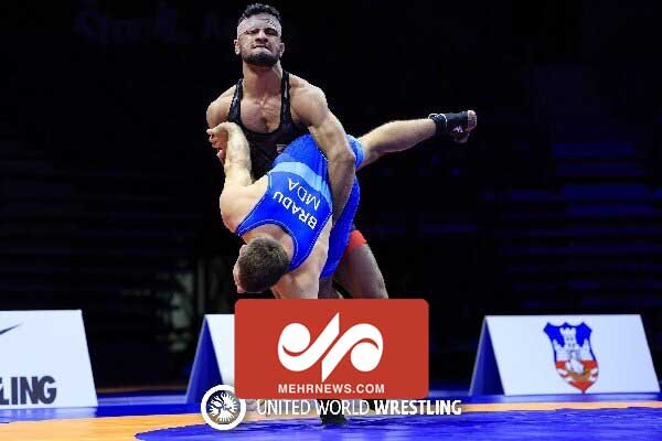 شادی آکروباتیک پویا دادمرز پس از کسب مدال برنز کشتی فرنگی جهان شادی آکروباتیک پویا دادمرز پس از کسب مدال برنز کشتی فرنگی جهان