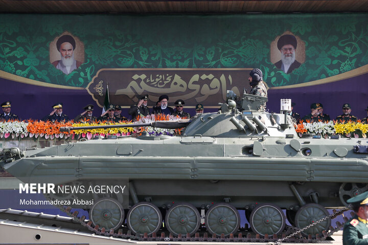 حجت الاسلام سید ابراهیم رئیسی رئیس جمهور در حال بازدید از دستاوردهای نظامی کشور در حوزه‌های مختلف در مراسم رژه نیروهای مسلح در تهران است