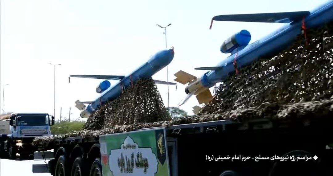 İran askeri geçit töreninde silahlarını sergiledi