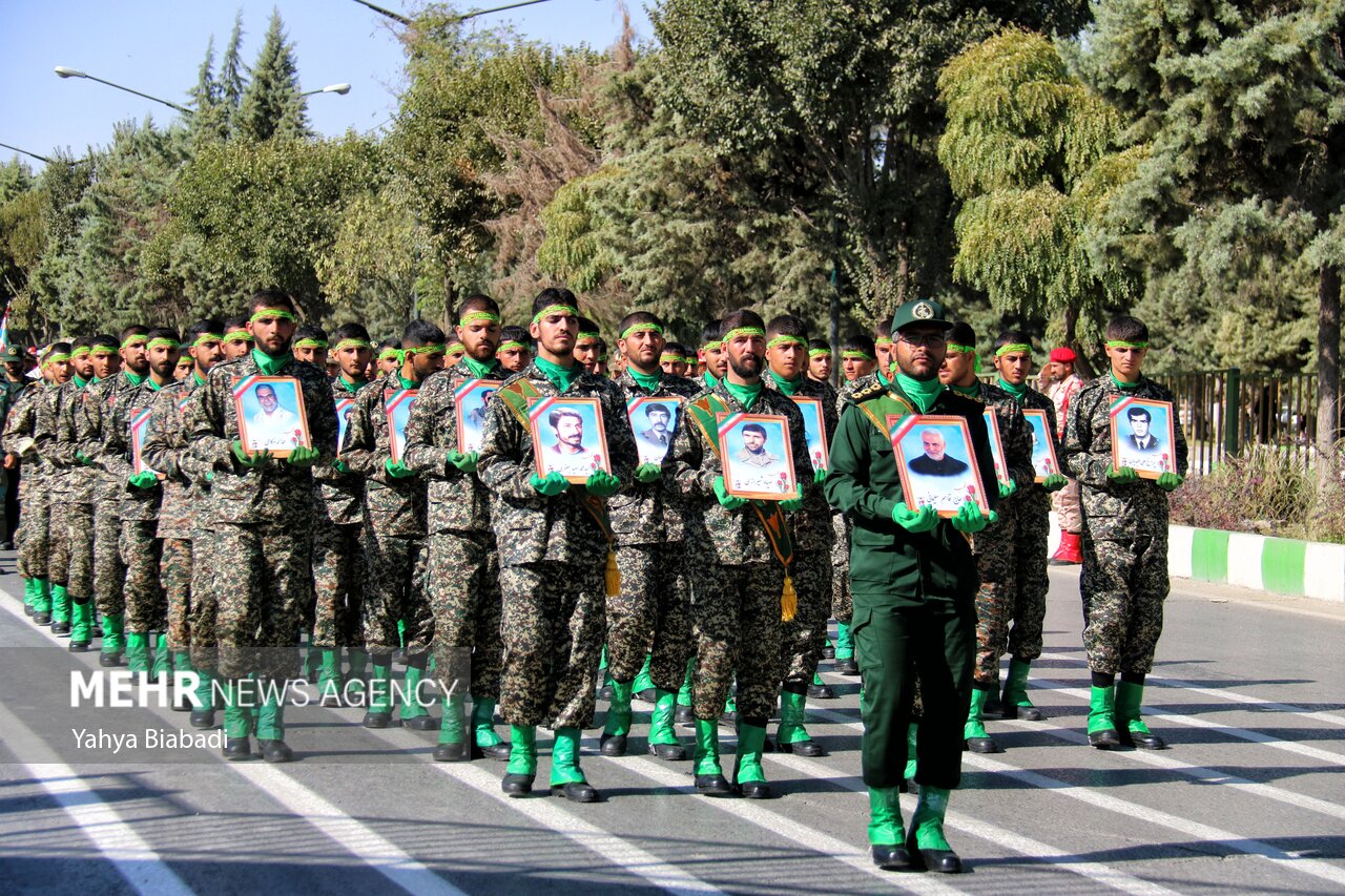 رجزخوانی بسیجیان کرمانشاهی در رژه نیروهای مسلح