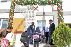 ایران میں تعلیمی سال کے آغاز کے موقع پر اسکولوں میں تقریب