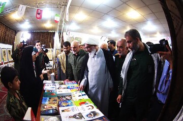 نمایشگاه کتاب و عکس دفاع مقدس در بوشهر گشایش یافت