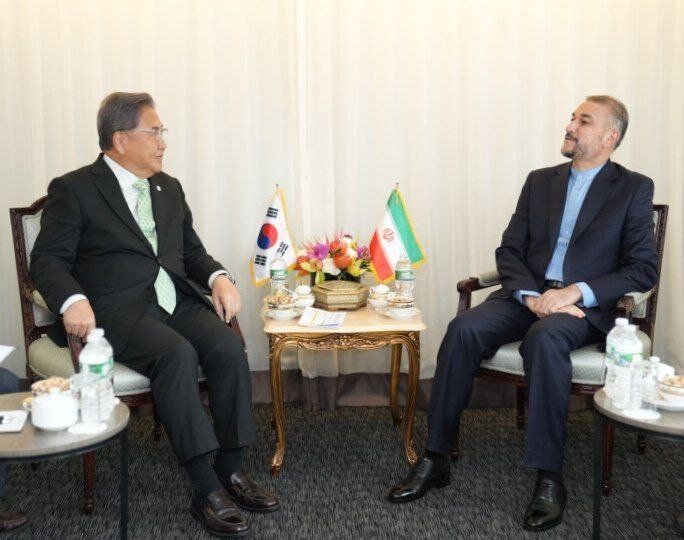 أمير عبداللهيان يجري مباحثات مع وزير خارجية كوريا الجنوبية والبرازيل
