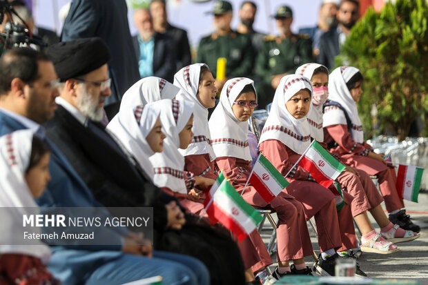 ایران میں تعلیمی سال کے آغاز کے موقع پر اسکولوں میں تقریب
