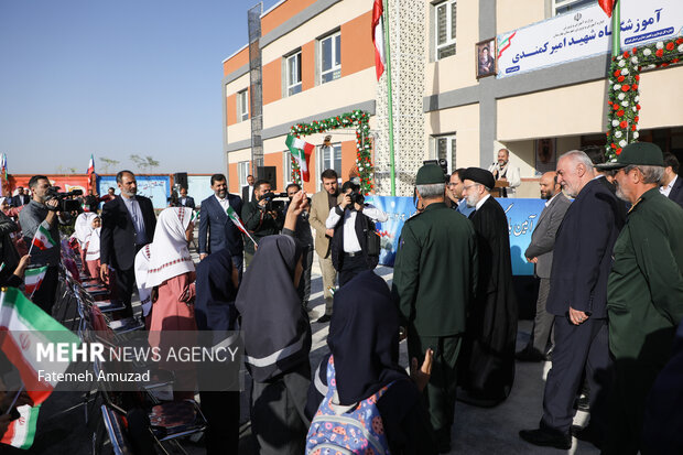 President attends new school year ceremony
