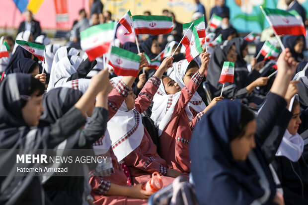 ایران میں تعلیمی سال کے آغاز کے موقع پر اسکولوں میں تقریب
