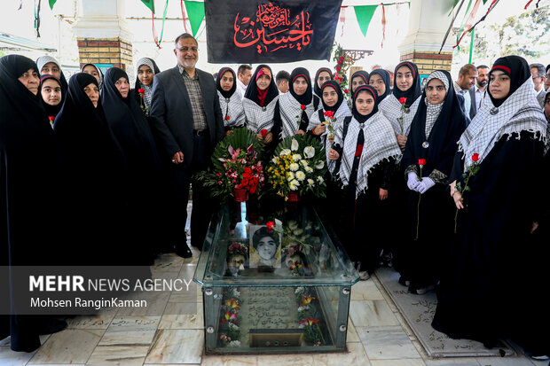 دانش آموزان بر سر مزار شهید حسین فهمیده با علی زاکانی شهردار تهران عکس یادگاری می گیرند