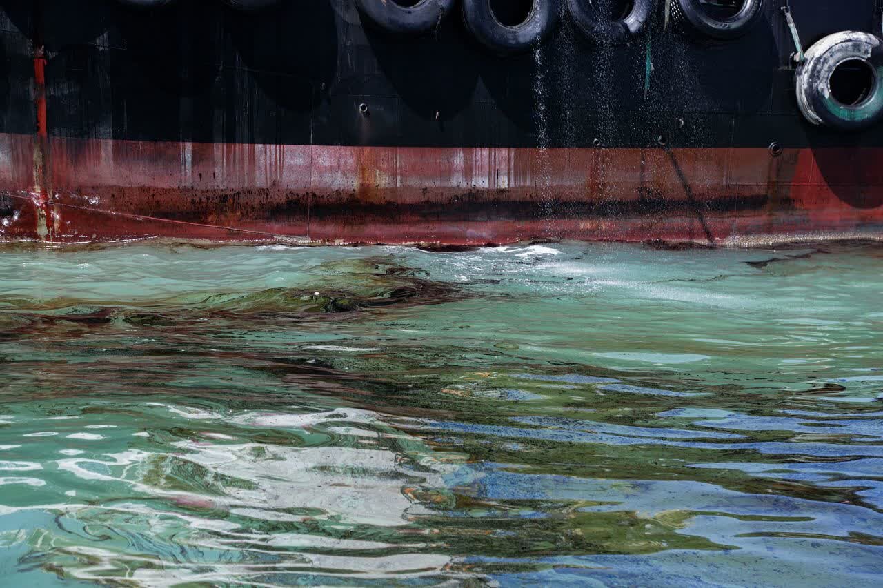 نشت نفت در ساحل گناوه پایان یافت/ لزوم پیشگیری از تکرار آلودگی