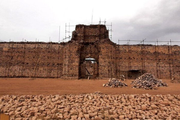 قلعه سنگی پرند/ بنایی زیبا و مرموز با قدمت ۱۵۰۰ ساله