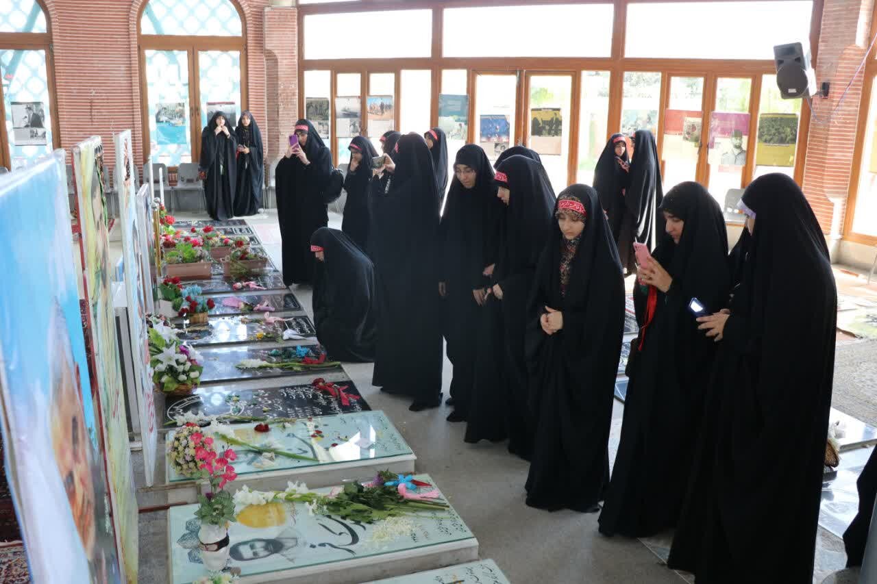کاروان «دختران حاج قاسم» بر سر مزار شهدای گیلان حاضر شدند کاروان «دختران حاج قاسم» بر سر مزار شهدای گیلان حاضر شدند