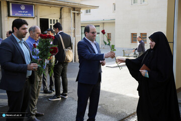 استقبال رئیس دانشگاه تهران از دانشجویان در اولین روز سال تحصیلی