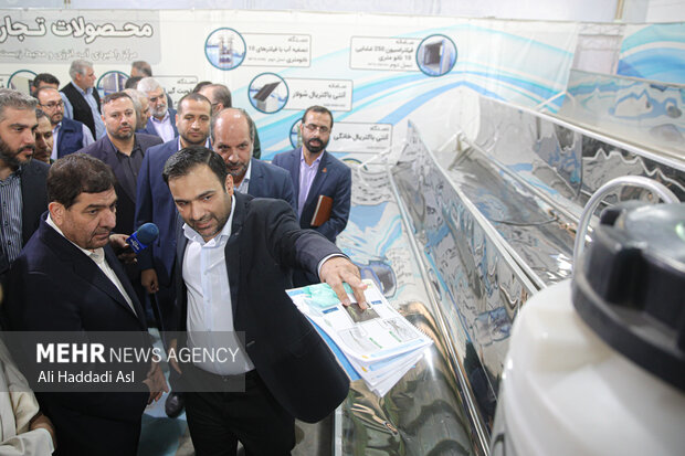 محمد مخبر معاون اول رئیس جمهور در حال بازدید از نمایشگاه دستاوردهای فناوری در دانشگاه امام حسین (ع) است