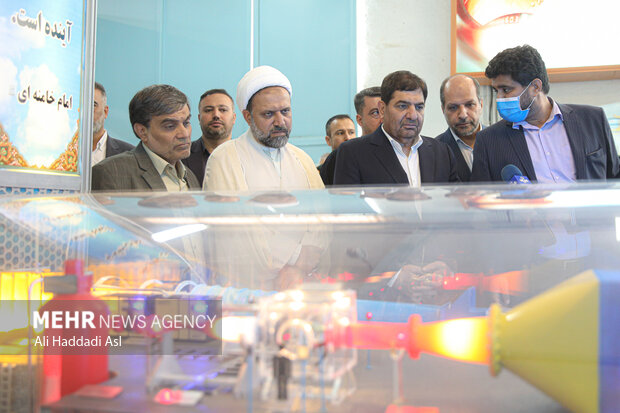 محمد مخبر معاون اول رئیس جمهور در حال بازدید از نمایشگاه دستاوردهای فناوری در دانشگاه امام حسین (ع) است