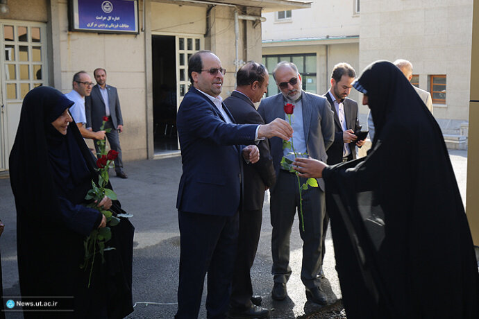 استقبال رئیس دانشگاه تهران از دانشجویان در اولین روز سال تحصیلی