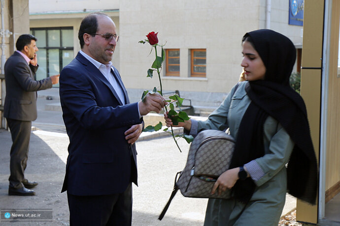 استقبال رئیس دانشگاه تهران از دانشجویان در اولین روز سال تحصیلی