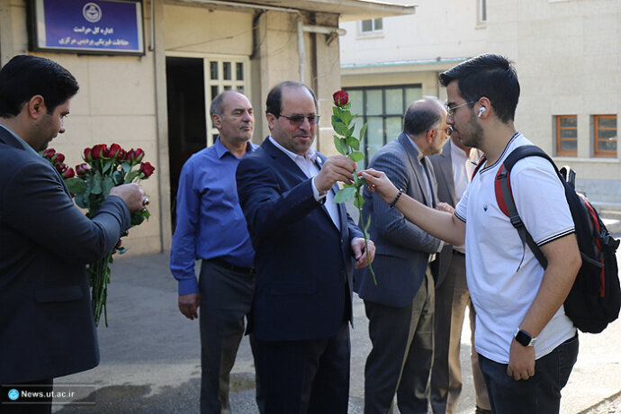 استقبال رئیس دانشگاه تهران از دانشجویان در اولین روز سال تحصیلی