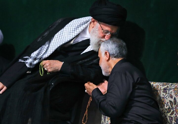 صورة تنشر لأول مرة للقاء بين الشهيد سليماني وقائد الثورة الاسلامية