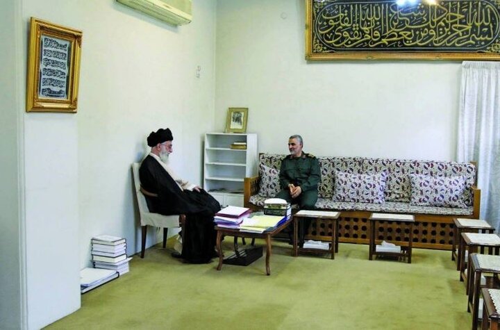 صورة تنشر لأول مرة للقاء بين الشهيد سليماني وقائد الثورة الاسلامية