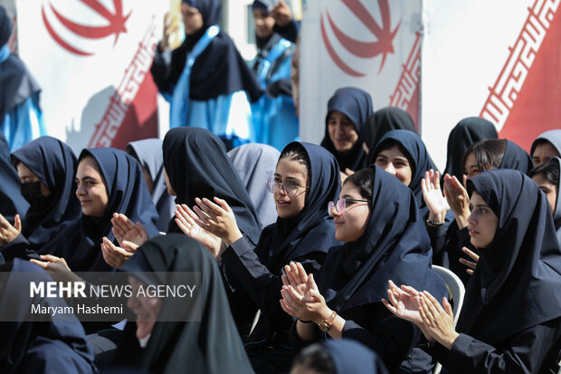 دوران متوسطه هویتساز و آیندهساز دانشآموزان است