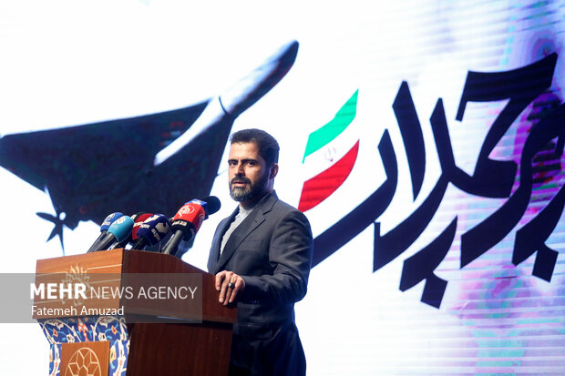 علی نادری مدیرعامل خبرگزاری ایرنا در حال سخنرانی در مراسم رونمایی از مستند پرچمدار است