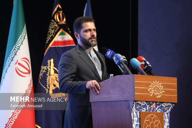 علی نادری مدیرعامل خبرگزاری ایرنا در حال سخنرانی در مراسم رونمایی از مستند پرچمدار است