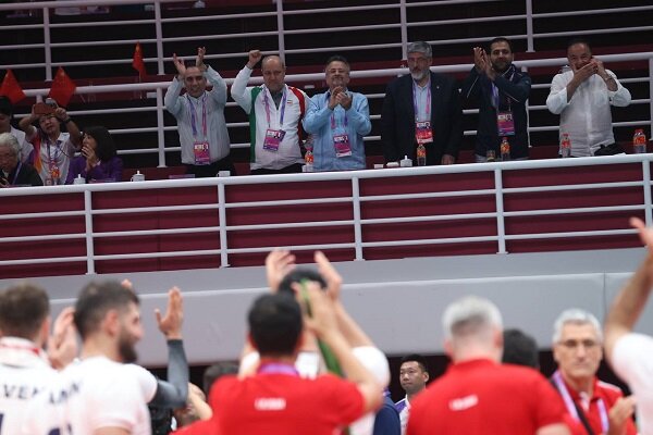 تصاویری از شادی بازیکنان و مسئولان پس از قهرمانی والیبال ایران