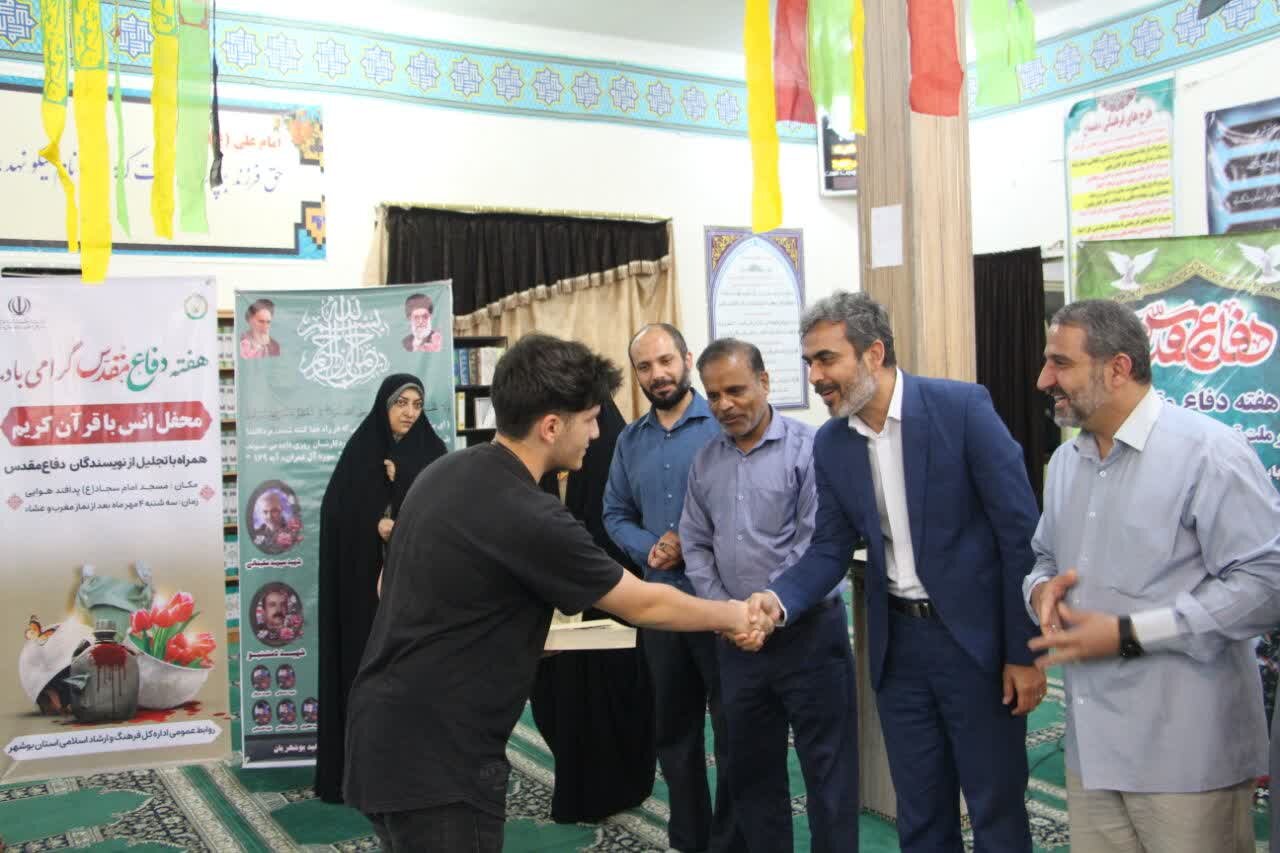 ۱۲ نویسنده حوزه دفاعمقدس در بوشهر تقدیر شدند
