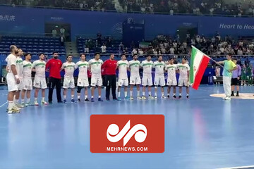 آغاز بازی هندبال ایران و عربستان با پخش سرود جمهوری اسلامی ایران