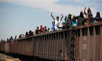 VIDEO: Mexican migrants hitch a ride to US on freight train