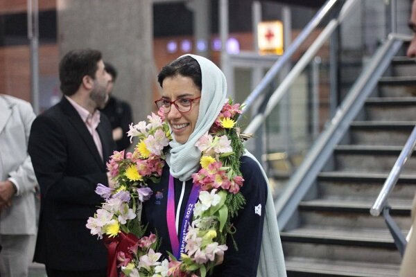 تصاویری از بازگشت نخستین دختر مدالآور دوچرخهسوار ایران