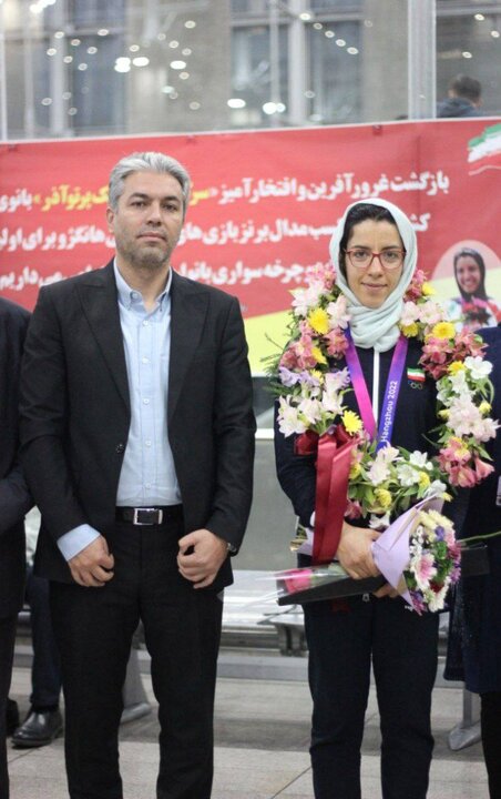 تصاویری از بازگشت نخستین دختر مدالآور دوچرخهسوار ایران