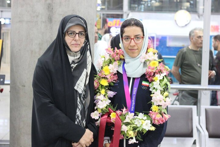 تصاویری از بازگشت نخستین دختر مدالآور دوچرخهسوار ایران