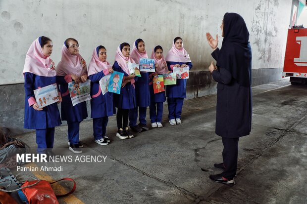 بازدید دانش آموزان از سازمان آتش نشانی و خدمات ایمنی شهرستان آمل