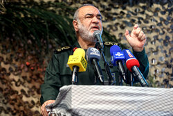 سرلشکر سلامی: شاهد زمین‌گیر شدن دشمنان هستیم / نفوذ ایران حذف‌ شدنی نیست