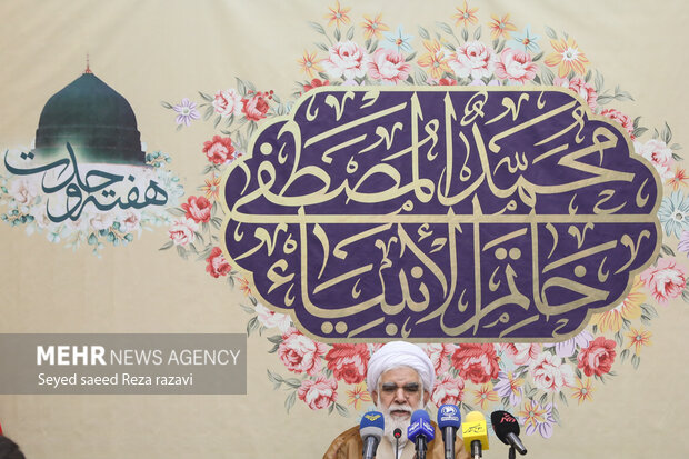«محمدحسن اختری» رئیس ستاد مرکزی هفته وحدت در حال تشریح مراسم های هفته وحدت است 