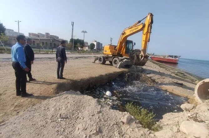 کانالهای خروجی دفع آبهای سطحی شهر بوشهر لایروبی شد کانالهای خروجی دفع آبهای سطحی شهر بوشهر لایروبی شد