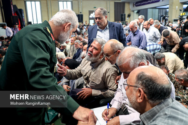 سردار علی بلالی مشاور عالی فرمانده هوافضای سپاه پاسداران انقلاب اسلامی در حال گفتگو با جانبازان در در اجتماع وابستگان و پیشکسوتان سپاه پاسداران است