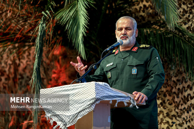 سردار علی بلالی مشاور عالی فرمانده هوافضای سپاه پاسداران انقلاب اسلامی در حال سخنرانی در اجتماع وابستگان و پیشکسوتان سپاه پاسداران است