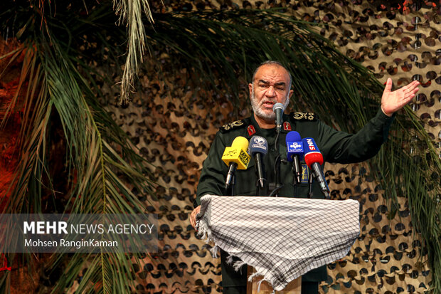 سرلشکر حسین سلامی فرمانده کل سپاه پاسداران انقلاب اسلامی در حال سخنرانی در اجتماع وابستگان و پیشکسوتان سپاه پاسداران است
