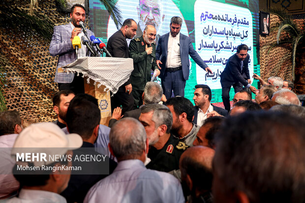 سرلشکر حسین سلامی فرمانده کل سپاه پاسداران انقلاب اسلامی در حال خروج از  محل اجتماع وابستگان و پیشکسوتان سپاه پاسداران است