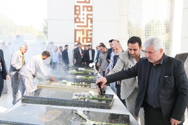 مزار شهدای گمنام باغ موزه دفاع مقدس غبار روبی شد