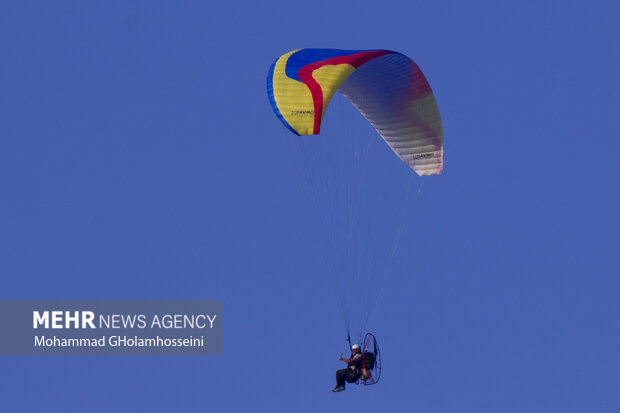 سقوط پاراگلایدر در ارتفاعات کوههای دشت برم کازرون فارس سقوط پاراگلایدر در ارتفاعات کوههای دشت برم کازرون فارس